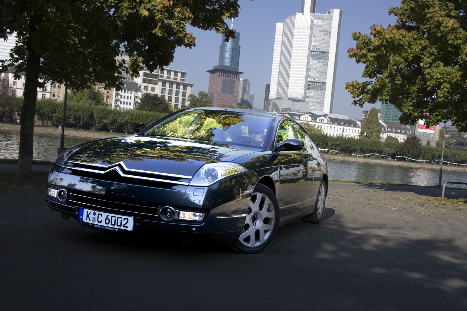 Citron C6 - Design Extrieur: Contrairement  la plupart des modles Citron (et heureusement !!), il n'y a pas beaucoup de plastiques apparents sur ce vhicule de luxe.